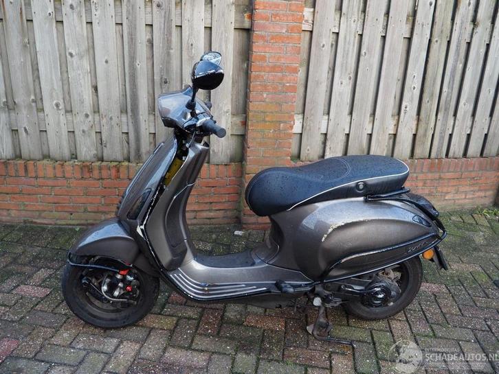 Vespa Sprint 4Takt Snor (bj 2015), Fietsen en Brommers, Brommers | Schadebrommers, Vespa