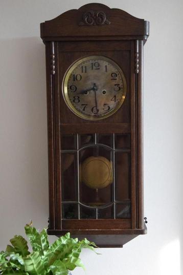 Antieke Wandklok beschikbaar voor biedingen