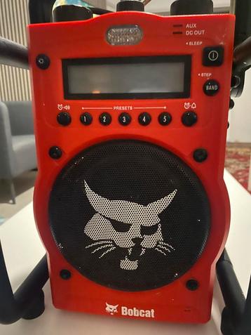 Rode Bobcat radio – in perfecte staat beschikbaar voor biedingen