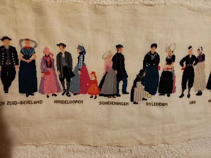 Prachtig vintage borduurwerk 'klederdrachten', Hobby en Vrije tijd, Borduren en Borduurmachines, Gebruikt, Overige typen, Verzenden