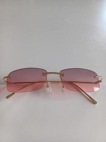 Zonnebril retro met roze glazen en gouden montuur beschikbaar voor biedingen