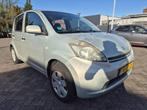 Daihatsu SIRION 1.3-16V COMFORT  blanke lak laat los, Auto's, Voorwielaandrijving, Gebruikt, 4 cilinders, Beige