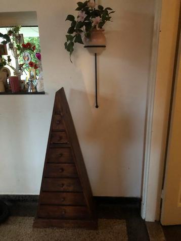Unieke houten piramidekast met lades beschikbaar voor biedingen