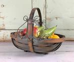 Franse vintage spaan houten mand fruitmand met metalen decor, Gebruikt, Mand, Ophalen of Verzenden, Hout