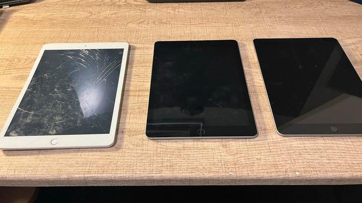 3 iPads - 1 werkt, 2 Defect / Onderdelen, Computers en Software, Apple iPads, Gebruikt, Apple iPad, 10 inch, 128 GB, Grijs, Ophalen of Verzenden
