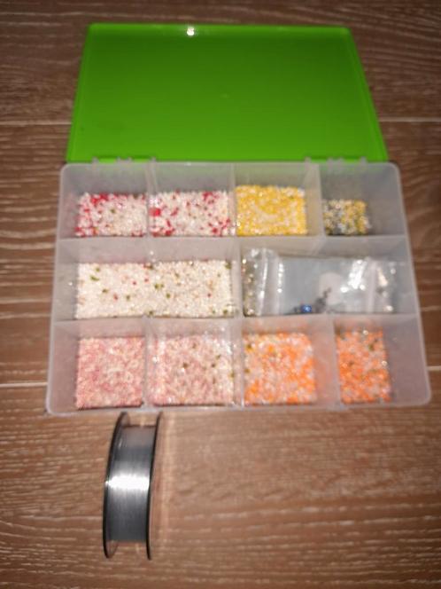 Te koop kraaltjes (rocailles) incl opbergdoos met draad rol, Hobby en Vrije tijd, Kralen en Sieraden maken, Zo goed als nieuw