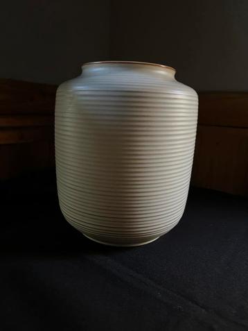 Grote ADCO ribbel vaas, creme kleurig. beschikbaar voor biedingen