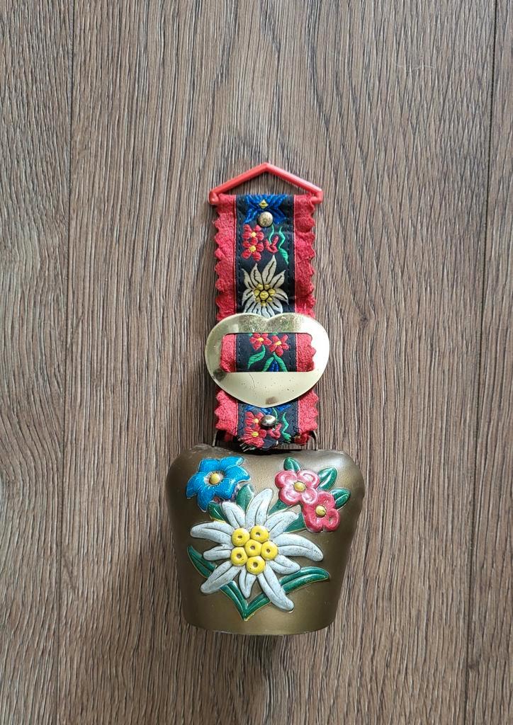 Oude koeienbel met gekleurde emaille bloemen - souvenir, Antiek en Kunst, Curiosa en Brocante, Ophalen of Verzenden