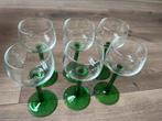 Vintage wijnglazen op groene voet uit Frankrijk, Verzamelen, Glas en Borrelglaasjes, Ophalen of Verzenden, Zo goed als nieuw, Overige typen