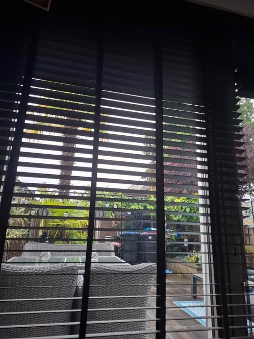 2 houten jaloezieën zwart, Huis en Inrichting, Stoffering | Gordijnen en Lamellen, Zo goed als nieuw, 150 tot 200 cm, Ophalen