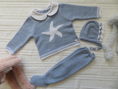 Prachtig blauw gebreid setje, 3 delig, Juliana, 50-56, Verzamelen, Poppen, Zo goed als nieuw, Kleertjes, Levensecht of Reborn