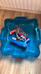 Bak met beyblades en tollen., Ophalen, Zo goed als nieuw