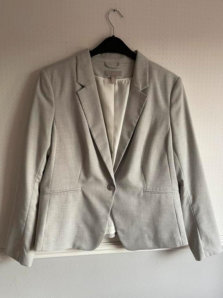 H&M, colbertje, maat 40-42, Kleding | Dames, Jasjes, Kostuums en Pakken, Zo goed als nieuw, Jasje, Maat 42/44 (L), Grijs, Ophalen of Verzenden