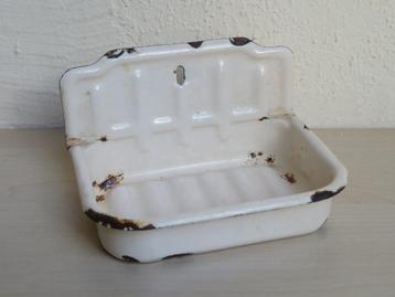 Zeepbakje, wit, geëmailleerd. Midden vorige eeuw. beschikbaar voor biedingen