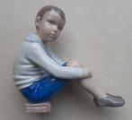 Bing & Grondahl Copenhagen porcelain jongen zittend op boek, Ophalen, Zo goed als nieuw, Mens