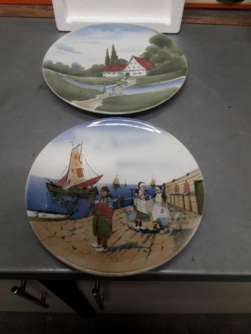 2 ANTIEKE AARDEWERK WANDBORDEN I.Z.G.ST vaste prijs 10e p st beschikbaar voor biedingen