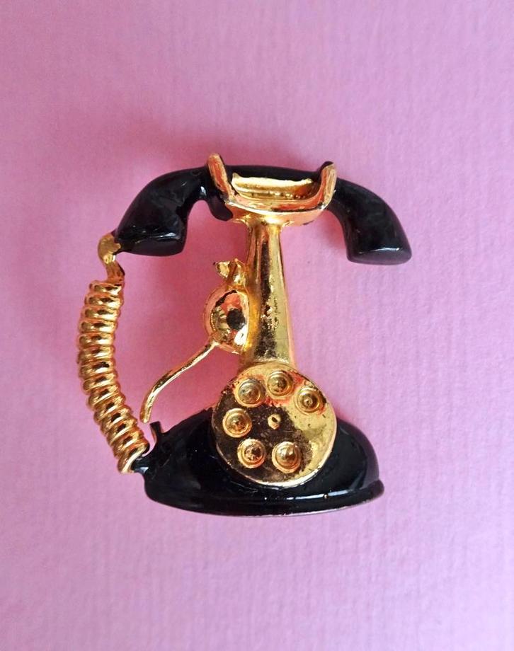 jwg Kleine vintage 60s 70s telefoon broche zwart goud klr, Sieraden, Tassen en Uiterlijk, Antieke sieraden, Broche, Overige materialen
