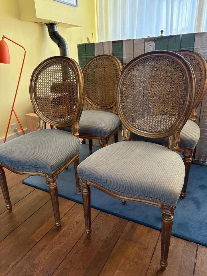 4x Louis XVI medaillon stoel goud met blauw fluweel, Huis en Inrichting, Stoelen, Gebruikt, Vier, Hout, Riet of Rotan, Stof, Blauw