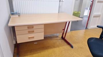 Bureau met 3 lades in een perfecte staat.
 beschikbaar voor biedingen