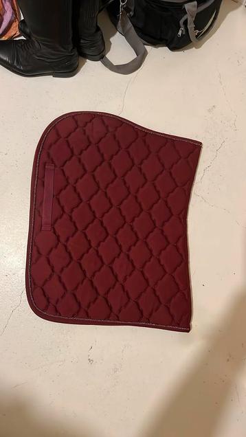Bordeaux rood dekje beschikbaar voor biedingen