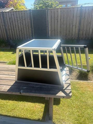 Hondenbench (medium hond) voor in de auto. Praktisch nieuw beschikbaar voor biedingen