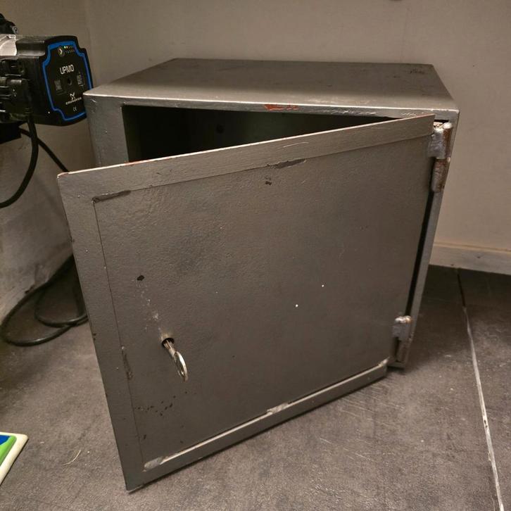 Zeer zware stalen kluis werkend sleutelslot 2-persoons t, Huis en Inrichting, Kasten | Lockerkasten, Gebruikt, Ophalen of Verzenden