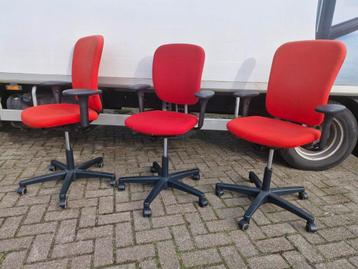 Ahrend bureaustoel rood. Nederlands top merk. beschikbaar voor biedingen