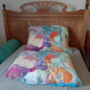 bed, bijbehorende tafel, nachtkastje, van oud grenen hout beschikbaar voor biedingen