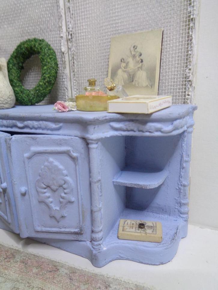 Frans blauwe dressoir....Poppenhuis 1:12.... ( foto Br165)*, Verzamelen, Poppenhuizen en Toebehoren, Zo goed als nieuw, Poppenhuis