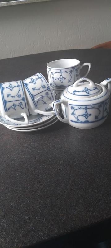 Puntgaaf, Suikerpot met 4 kopjes en 3 schoteltjes.  beschikbaar voor biedingen