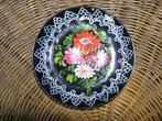Hongaars handbeschilderd wandbordje, bloemen op zwart, D15cm, Ophalen of Verzenden