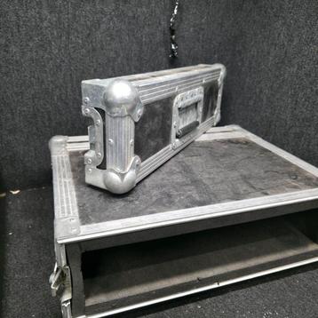 FLIGHTCASE  40 x 46 x 13  voor en achterdeksel beschikbaar voor biedingen