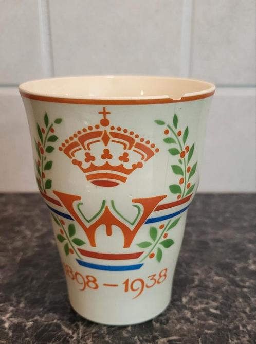 Beker Koningin Wilhelmina 1898 - 1938 / 40 jaar op de troon, Verzamelen, Koninklijk Huis en Royalty, Gebruikt, Servies, Nederland