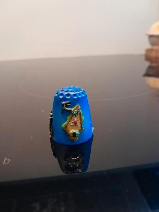 Mooi  blauw vingerhoedje, Verzamelen, Vingerhoedjes, Zo goed als nieuw, Buitenland, Overige materialen, Reliëf, Ophalen of Verzenden