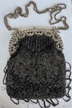 Antieke beugeltas met zilveren sluiting en ketting, Antiek en Kunst, Antiek | Goud en Zilver, Ophalen of Verzenden, Zilver