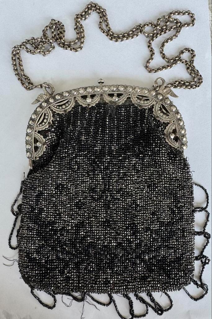 Antieke beugeltas met zilveren sluiting en ketting, Antiek en Kunst, Antiek | Goud en Zilver, Zilver, Ophalen of Verzenden