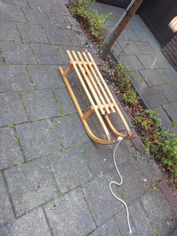 Houten Davos slee beschikbaar voor biedingen