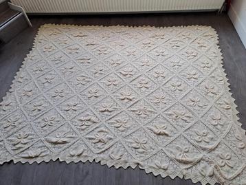 Vintage sprei met bloemen patroon beschikbaar voor biedingen