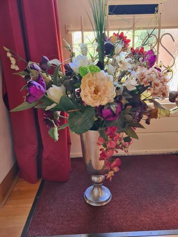 2 zilverenkleurige vazen plus kunstbloemen beschikbaar voor biedingen
