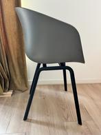 Hay AAC22 stoel grijs / eiken zwarte poten, Huis en Inrichting, Stoelen, Modern design, Gebruikt, Ophalen, Hout