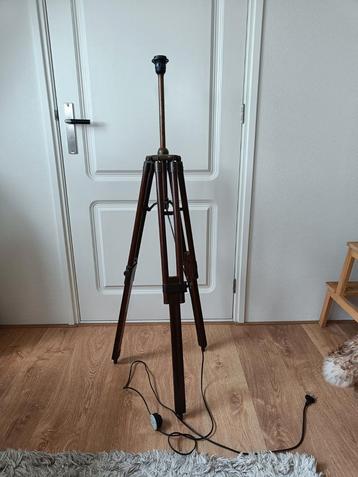 Lampen standaard - hout beschikbaar voor biedingen