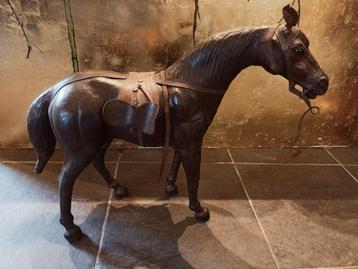 Antiek groot leder beeld paard 60 cm hoog 80 cm lang beschikbaar voor biedingen