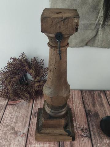 Stoere robuuste kandelaar van hout met haakje beschikbaar voor biedingen