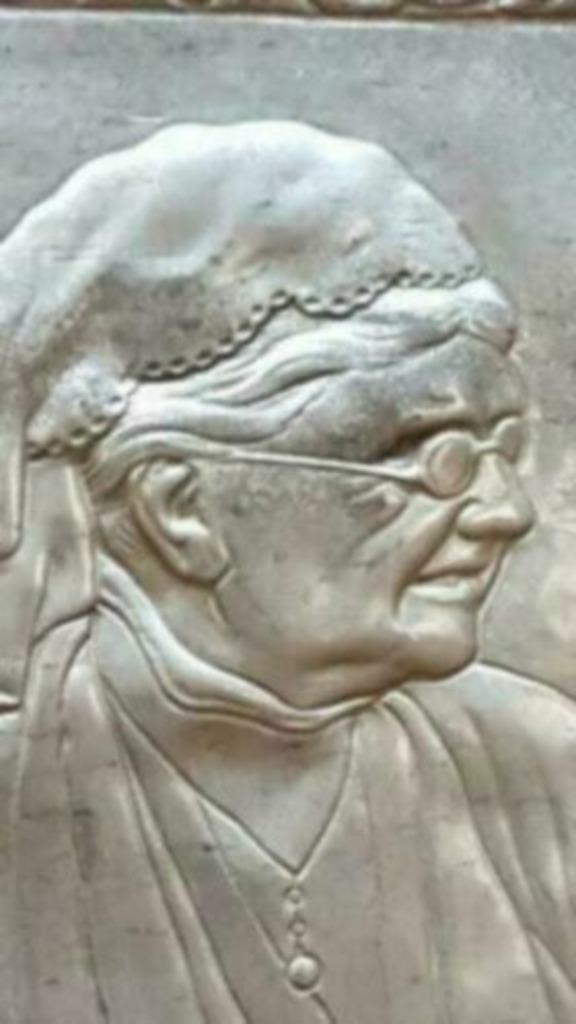 Rechthoekige plaquette met relief portret van emma., Antiek en Kunst, Antiek | Wandborden en Tegels, Ophalen