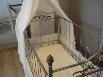 Brocante BABY BED/ledikant beschikbaar voor biedingen