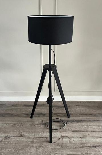 2 x staande lamp zwart beschikbaar voor biedingen