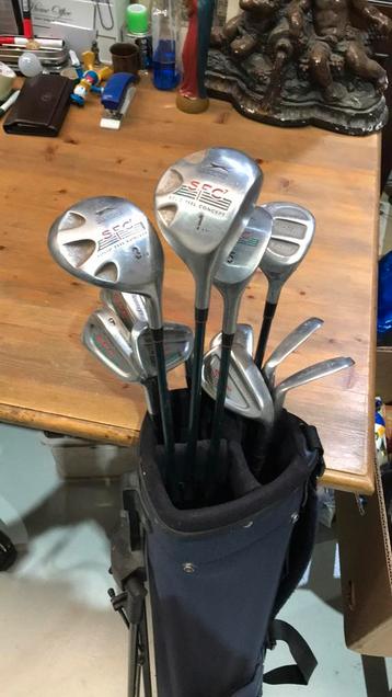 Tas met 13 golfclubs.  beschikbaar voor biedingen