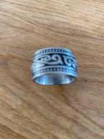 Brede ring - zilverkleurig met zwart, Sieraden, Tassen en Uiterlijk, IJzer of Staal, 19 tot 20, Ophalen of Verzenden, Zo goed als nieuw