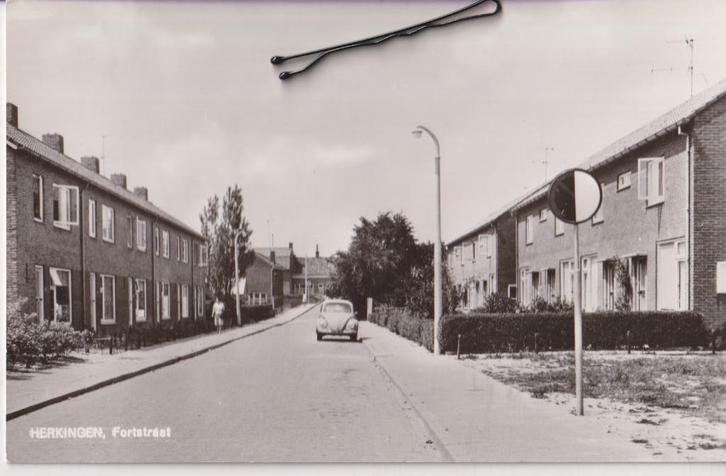 Herkingen, Fortstraat met auto Volkswagen Kever, Verzamelen, Ansichtkaarten | Nederland, Ongelopen, Zeeland, Voor 1920, Ophalen of Verzenden