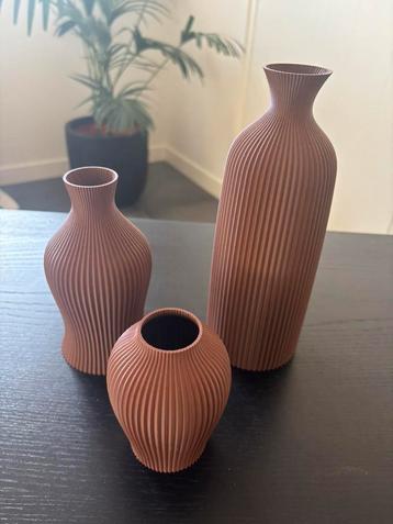 Set van 3 ribbel vaasjes – plastic, lichtgewicht beschikbaar voor biedingen